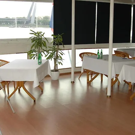 Marina Hotel na wodzie