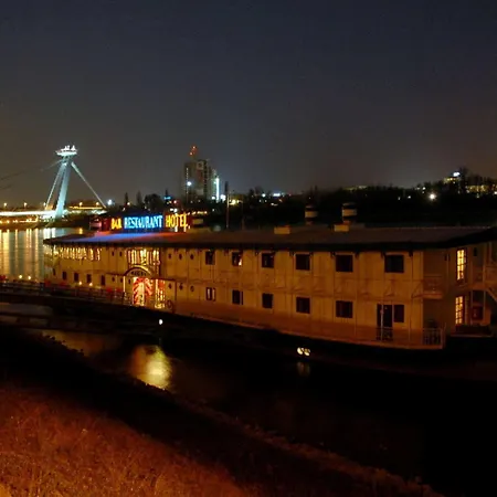 Marina Hotel na wodzie 3*