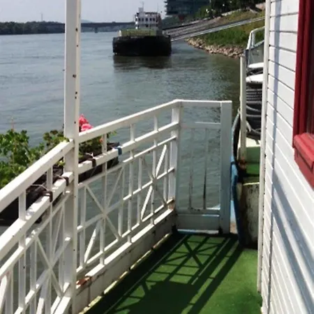 Botel Marina